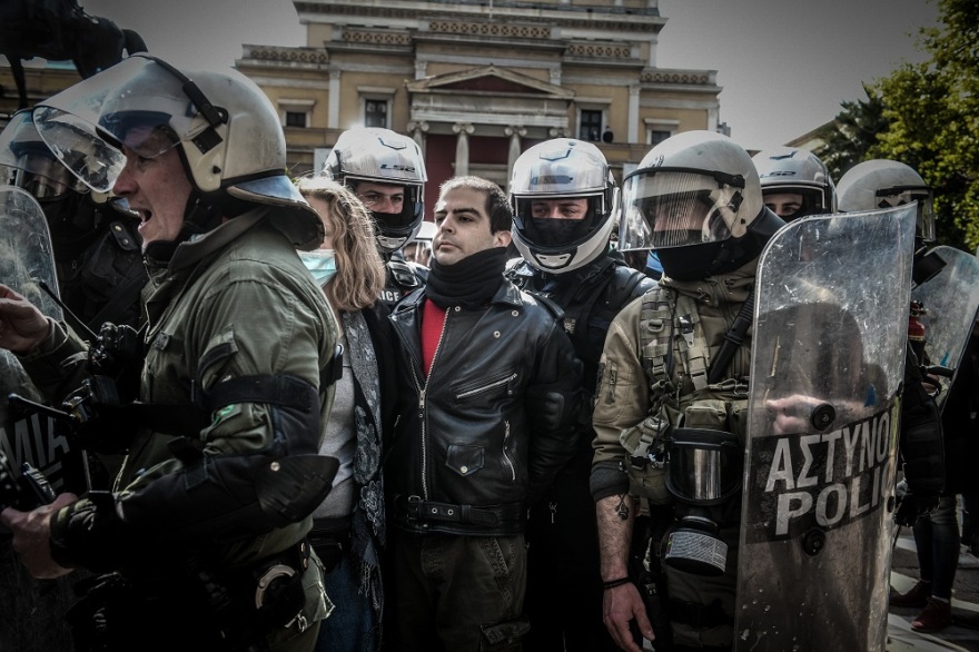 Αφέθηκε ελεύθερος ο γιος του Κουφοντίνα που είχε προσαχθεί στο Σύνταγμα