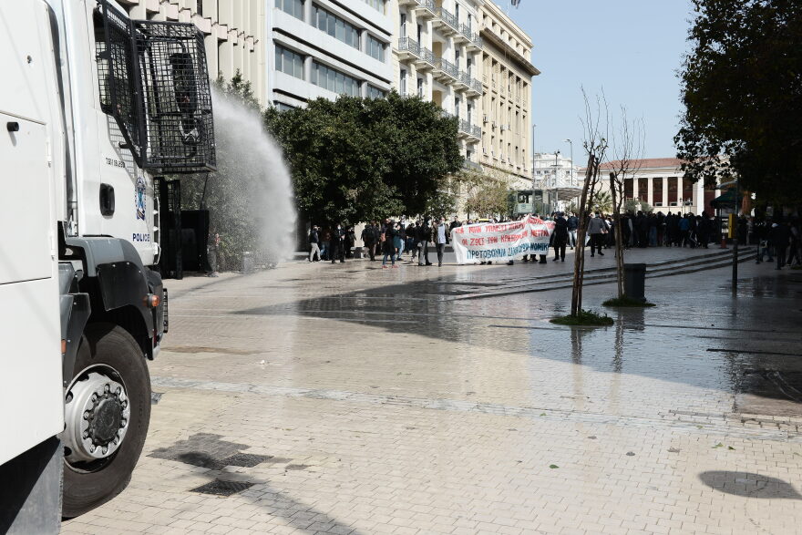 Συγκέντρωση για τον Κουφοντίνα: Διαδηλωτές εναντίον ΜΑΤ στην πλατεία Συντάγματος - Προσήχθη ο Έκτορας Κουφοντίνας