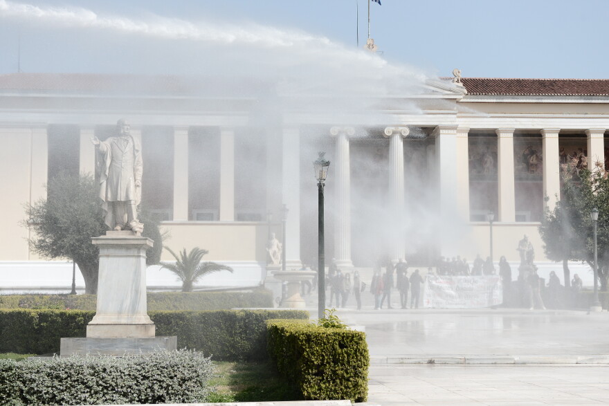Συγκέντρωση για τον Κουφοντίνα: Διαδηλωτές εναντίον ΜΑΤ στην πλατεία Συντάγματος - Προσήχθη ο Έκτορας Κουφοντίνας