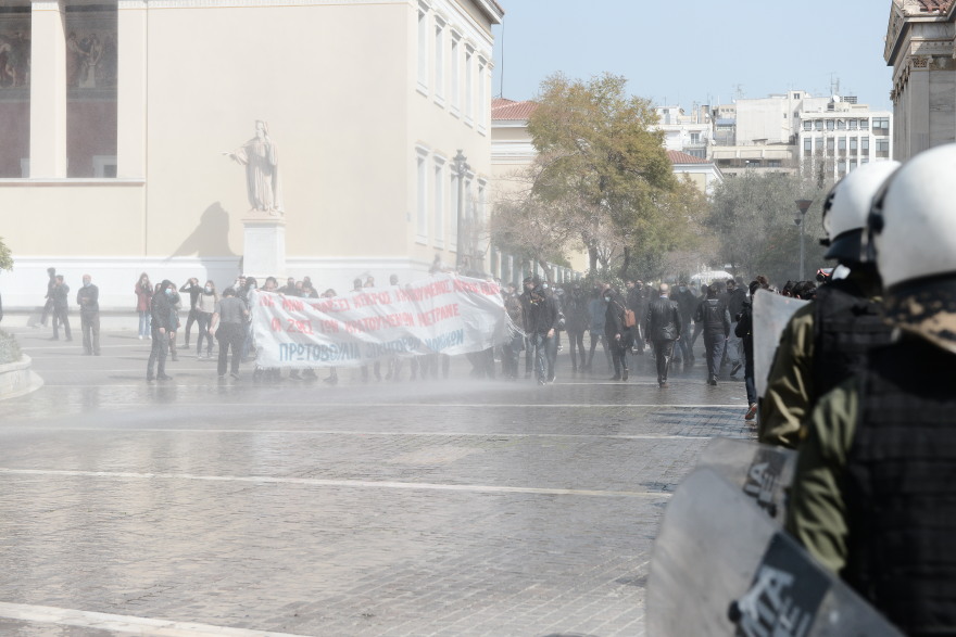 Συγκέντρωση για τον Κουφοντίνα: Διαδηλωτές εναντίον ΜΑΤ στην πλατεία Συντάγματος - Προσήχθη ο Έκτορας Κουφοντίνας