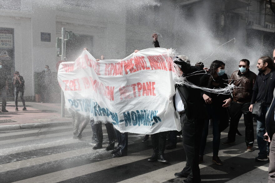 Συγκέντρωση για τον Κουφοντίνα: Διαδηλωτές εναντίον ΜΑΤ στην πλατεία Συντάγματος - Προσήχθη ο Έκτορας Κουφοντίνας