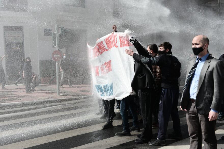 Συγκέντρωση για τον Κουφοντίνα: Διαδηλωτές εναντίον ΜΑΤ στην πλατεία Συντάγματος - Προσήχθη ο Έκτορας Κουφοντίνας