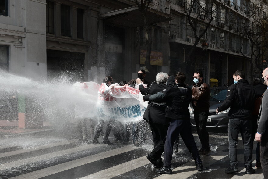 Συγκέντρωση για τον Κουφοντίνα: Διαδηλωτές εναντίον ΜΑΤ στην πλατεία Συντάγματος - Προσήχθη ο Έκτορας Κουφοντίνας