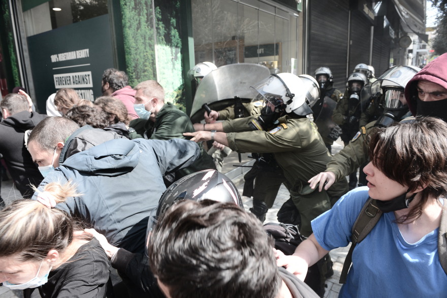 Συγκέντρωση για τον Κουφοντίνα: Διαδηλωτές εναντίον ΜΑΤ στην πλατεία Συντάγματος - Προσήχθη ο Έκτορας Κουφοντίνας