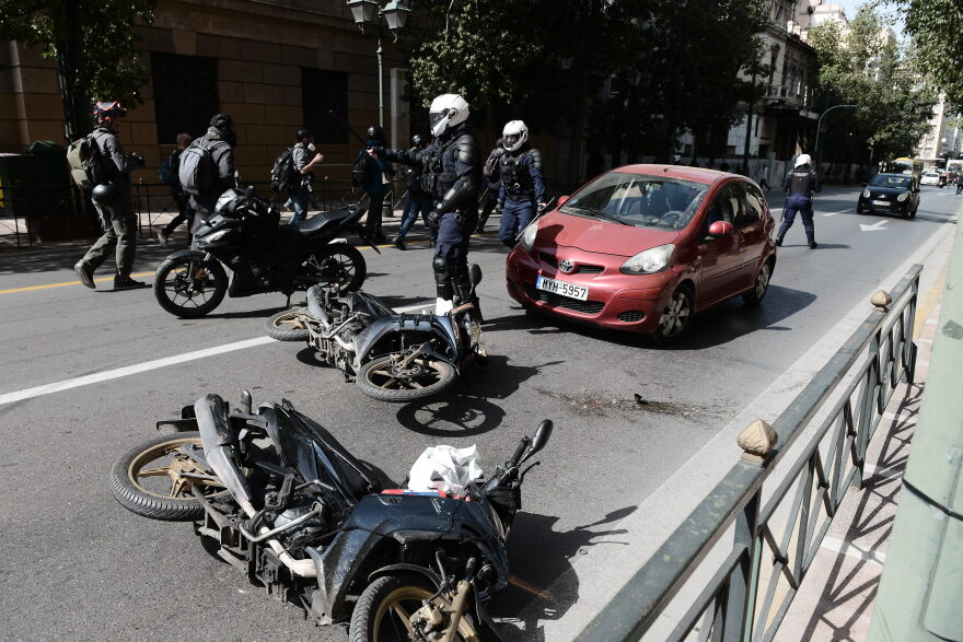 Συγκέντρωση για τον Κουφοντίνα: Διαδηλωτές εναντίον ΜΑΤ στην πλατεία Συντάγματος - Προσήχθη ο Έκτορας Κουφοντίνας