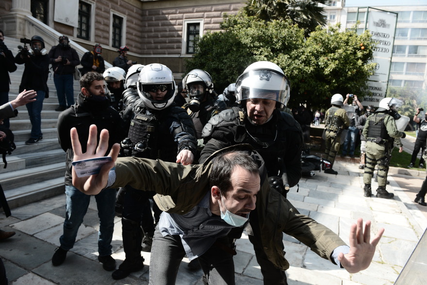 Συγκέντρωση για τον Κουφοντίνα: Διαδηλωτές εναντίον ΜΑΤ στην πλατεία Συντάγματος - Προσήχθη ο Έκτορας Κουφοντίνας