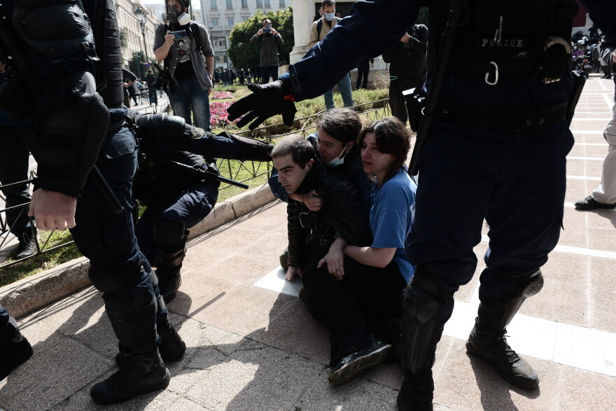 Συγκέντρωση για τον Κουφοντίνα: Διαδηλωτές εναντίον ΜΑΤ στην πλατεία Συντάγματος - Προσήχθη ο Έκτορας Κουφοντίνας