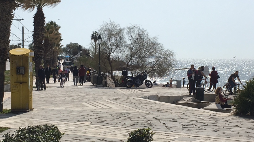 Lockdown: Σε παραλίες και πάρκα οι Αθηναίοι - Ουρές στα σούπερ μάρκετ