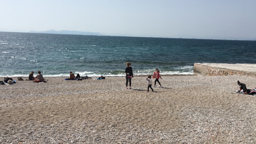 Lockdown: Σε παραλίες και πάρκα οι Αθηναίοι - Ουρές στα σούπερ μάρκετ