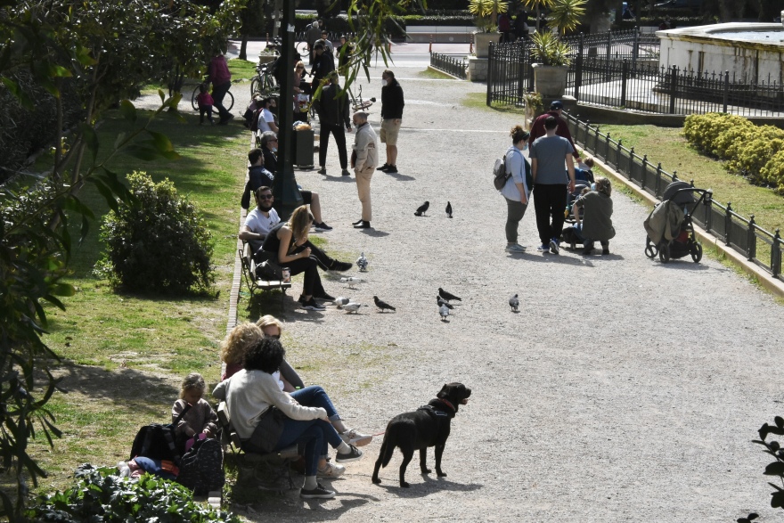 Lockdown: Σε παραλίες και πάρκα οι Αθηναίοι - Ουρές στα σούπερ μάρκετ