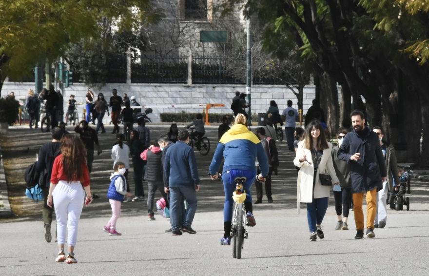 Lockdown: Σε παραλίες και πάρκα οι Αθηναίοι - Ουρές στα σούπερ μάρκετ