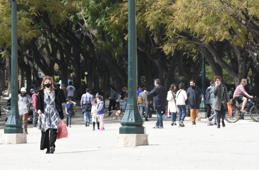 Lockdown: Σε παραλίες και πάρκα οι Αθηναίοι - Ουρές στα σούπερ μάρκετ
