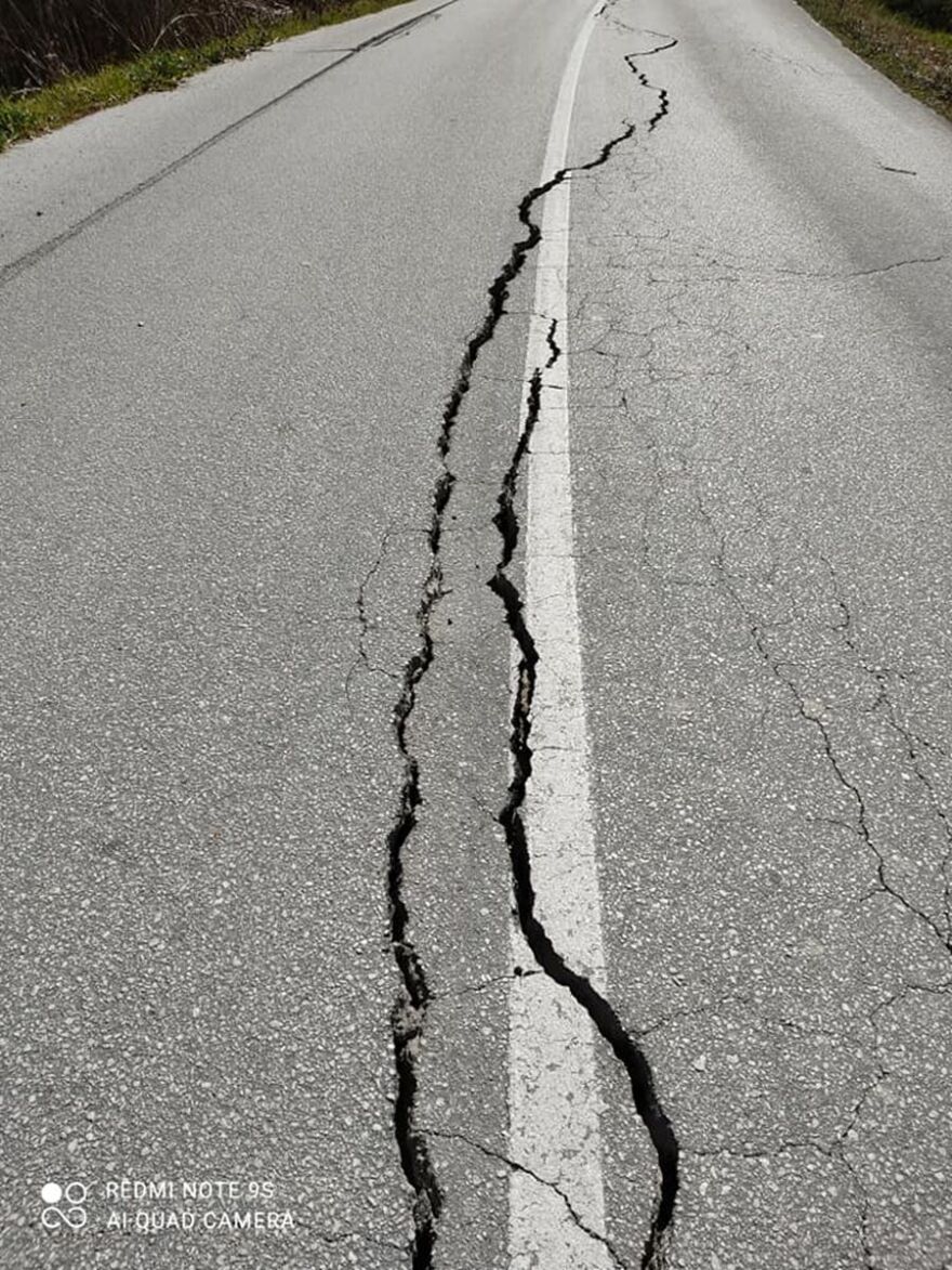 Σεισμός στην Ελασσόνα: Ο δρόμος άνοιξε στα δύο στο Βλαχογιάννι – «Κρατήρας» σε χωράφι (Φωτογραφίες)