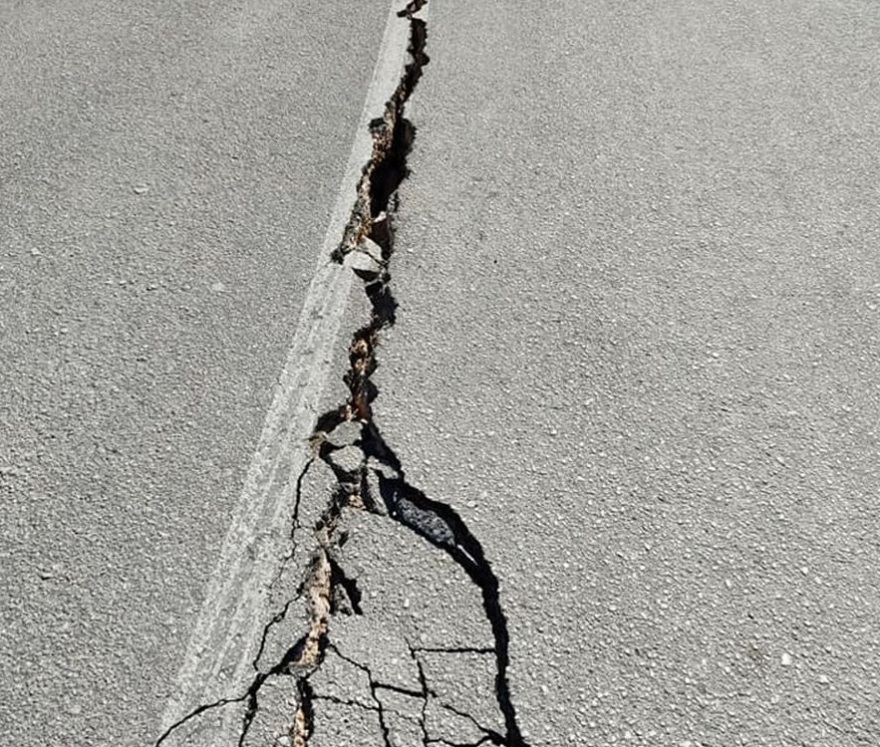 Σεισμός στην Ελασσόνα: Ο δρόμος άνοιξε στα δύο στο Βλαχογιάννι – «Κρατήρας» σε χωράφι (Φωτογραφίες)