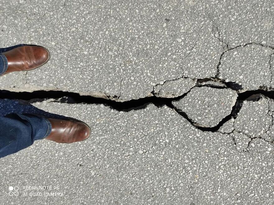 Σεισμός στην Ελασσόνα: Ο δρόμος άνοιξε στα δύο στο Βλαχογιάννι – «Κρατήρας» σε χωράφι (Φωτογραφίες)