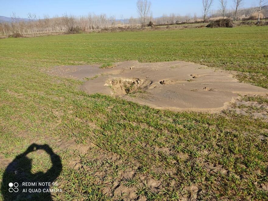 Σεισμός στην Ελασσόνα: Ο δρόμος άνοιξε στα δύο στο Βλαχογιάννι – «Κρατήρας» σε χωράφι (Φωτογραφίες)