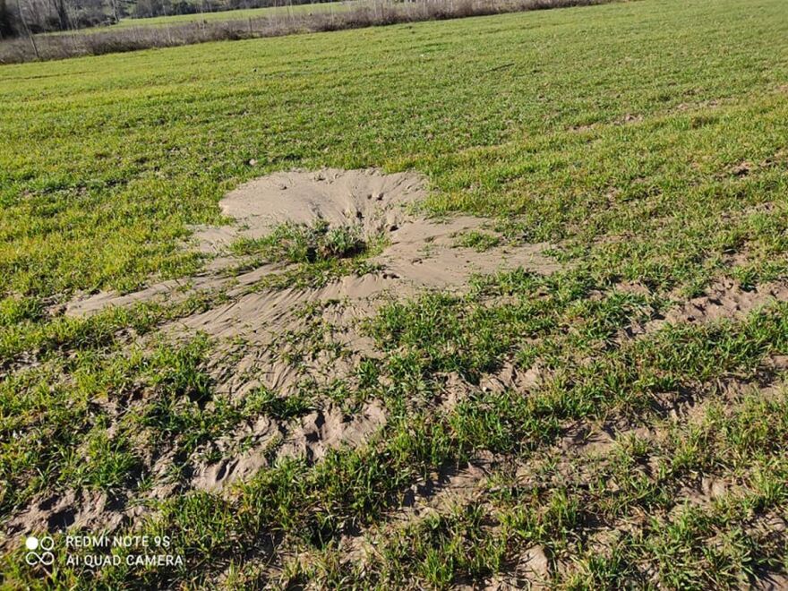 Σεισμός στην Ελασσόνα: Ο δρόμος άνοιξε στα δύο στο Βλαχογιάννι – «Κρατήρας» σε χωράφι (Φωτογραφίες)