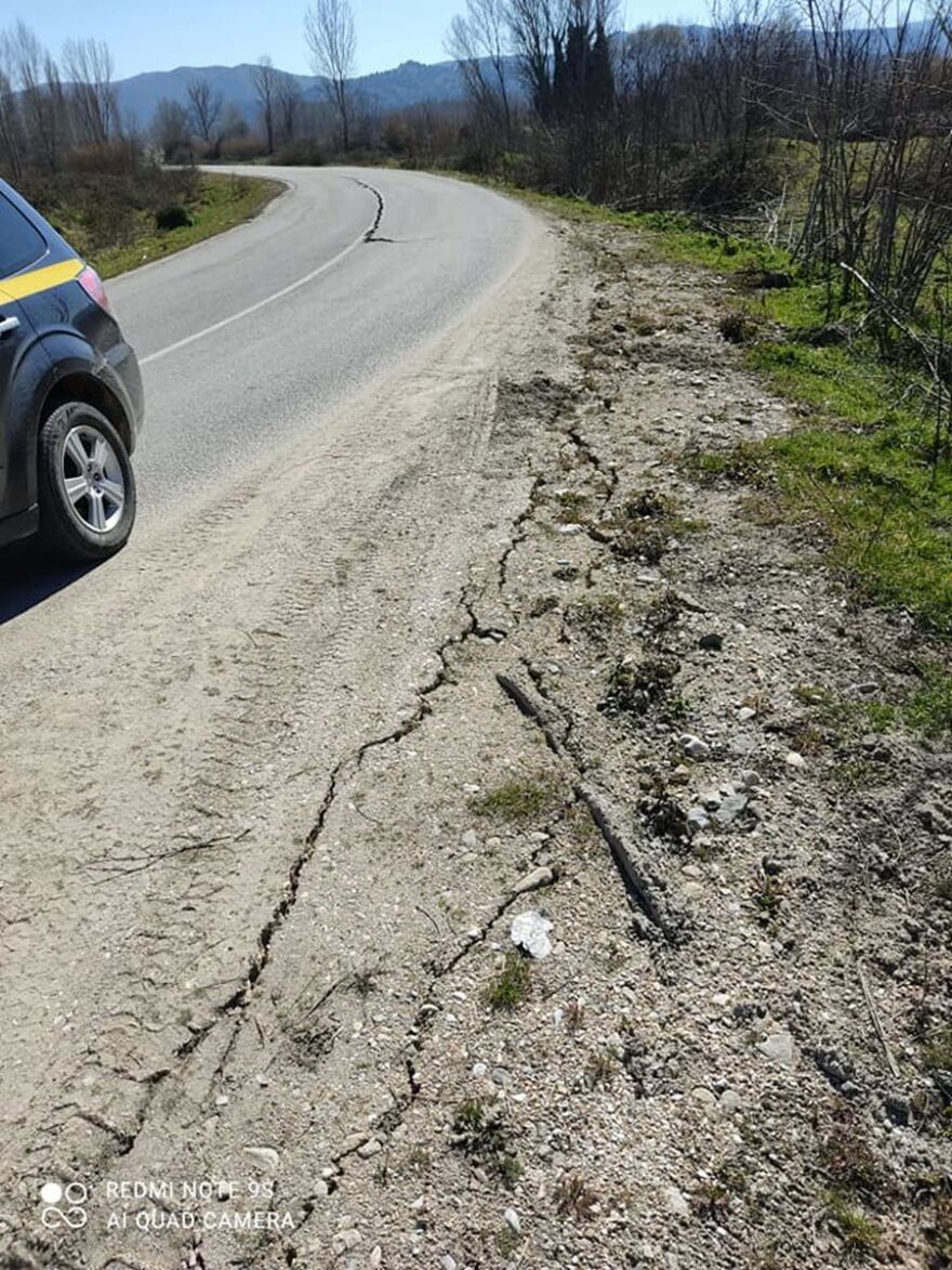 Σεισμός στην Ελασσόνα: Ο δρόμος άνοιξε στα δύο στο Βλαχογιάννι – «Κρατήρας» σε χωράφι (Φωτογραφίες)