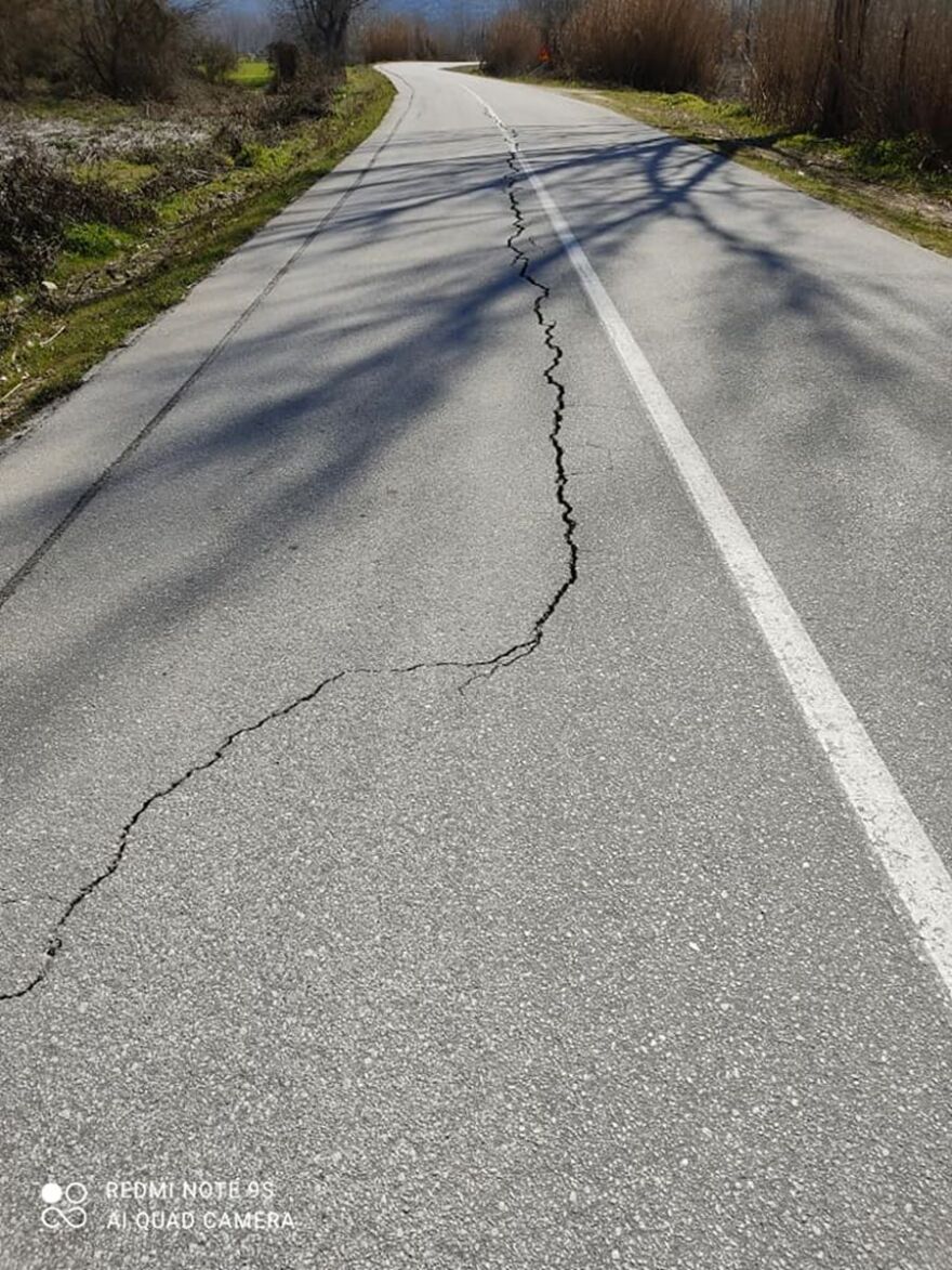 Σεισμός στην Ελασσόνα: Ο δρόμος άνοιξε στα δύο στο Βλαχογιάννι – «Κρατήρας» σε χωράφι (Φωτογραφίες)