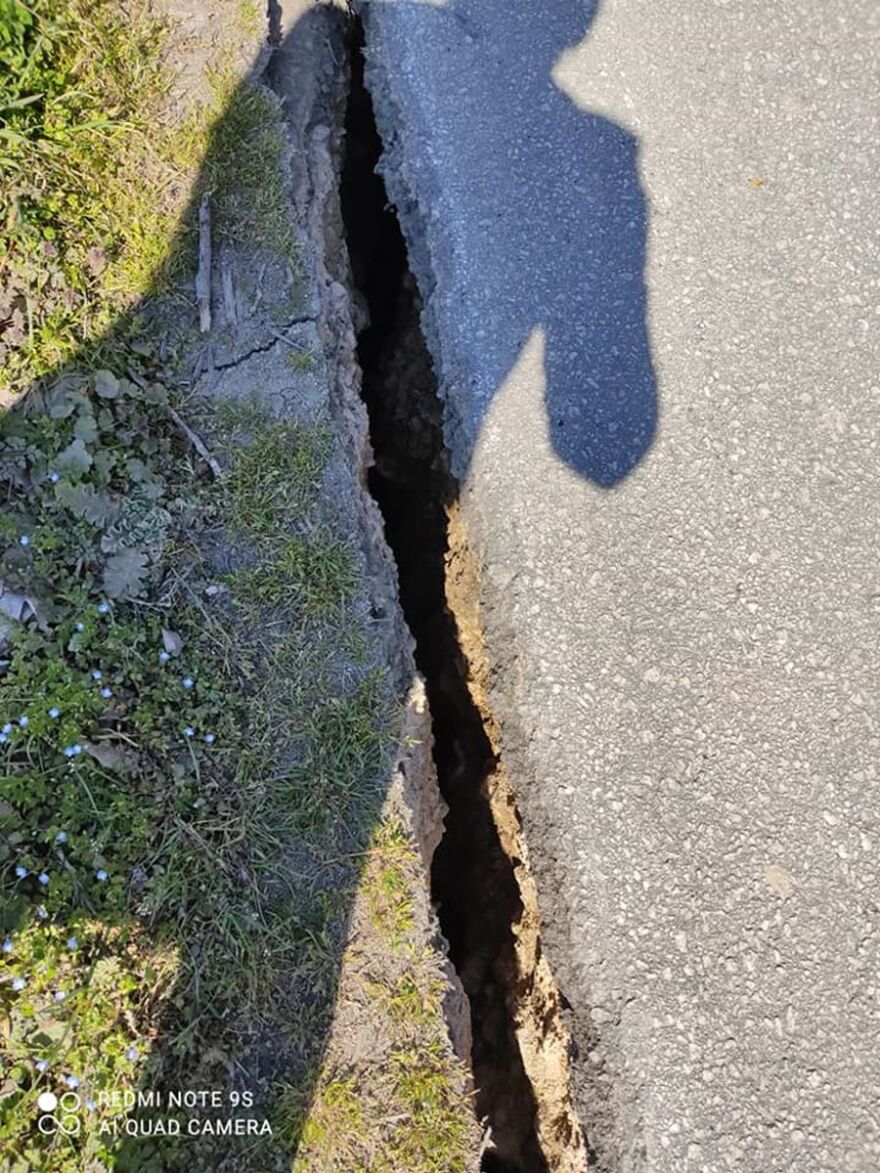 Σεισμός στην Ελασσόνα: Ο δρόμος άνοιξε στα δύο στο Βλαχογιάννι – «Κρατήρας» σε χωράφι (Φωτογραφίες)