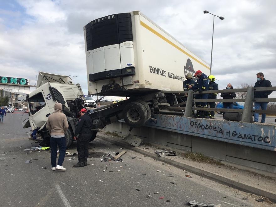 Τρομακτικό τροχαίο στην κάθοδο του Κηφισού - Νταλίκα έπεσε πάνω στα κιγκλιδώματα - Δείτε φωτογραφίες