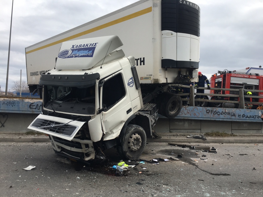 Τρομακτικό τροχαίο στην κάθοδο του Κηφισού - Νταλίκα έπεσε πάνω στα κιγκλιδώματα - Δείτε φωτογραφίες