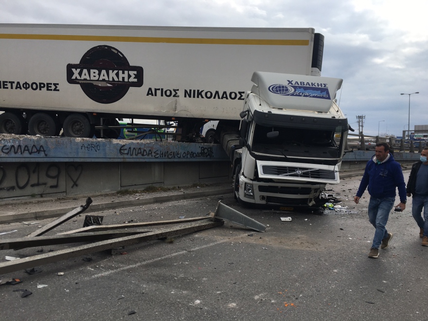 Τρομακτικό τροχαίο στην κάθοδο του Κηφισού - Νταλίκα έπεσε πάνω στα κιγκλιδώματα - Δείτε φωτογραφίες