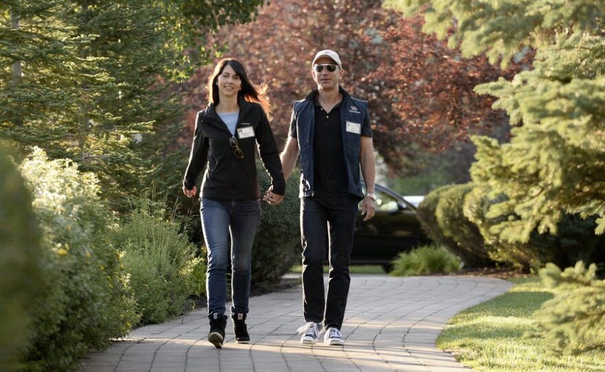 Τζεφ Μπέζος: Η δισεκατομμυριούχος πρώην του, Μακένζι, ξαναπαντρεύτηκε με δάσκαλο