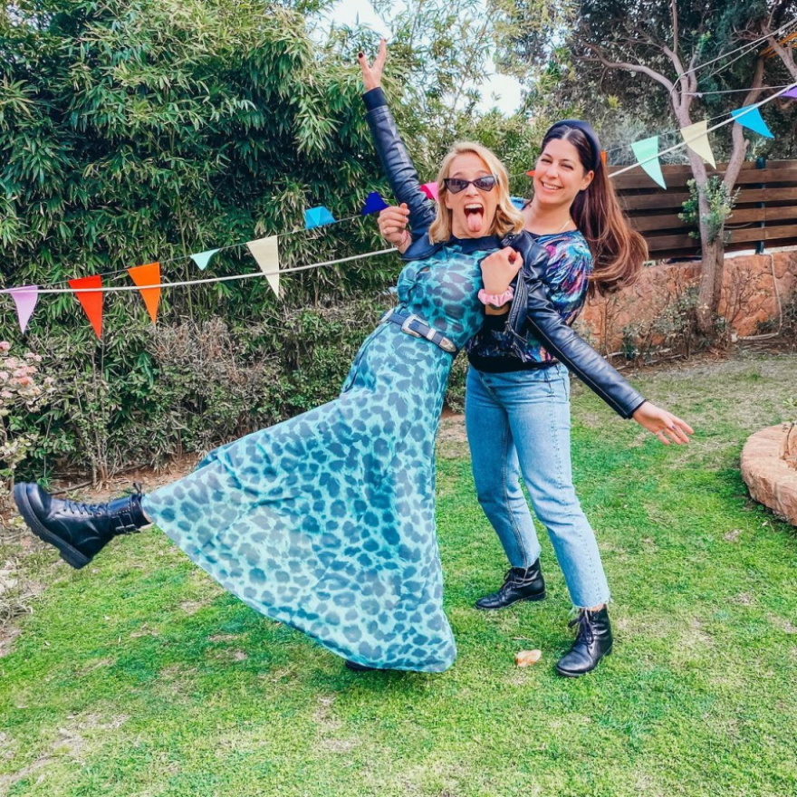 Νάντια Μπουλέ: Ποζάρει με την κολλητή της και αποκαλύπτει τη φουσκωμένη κοιλίτσα της