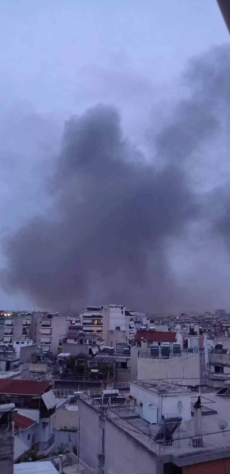 Φωτιά σε αποθήκη στον Βοτανικό - Δείτε φωτογραφίες