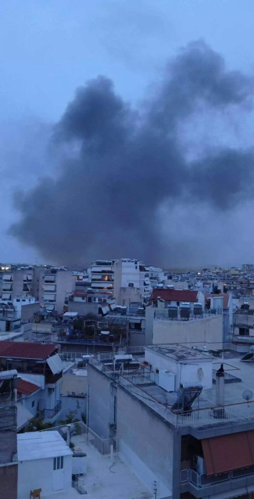 Φωτιά σε αποθήκη στον Βοτανικό - Δείτε φωτογραφίες