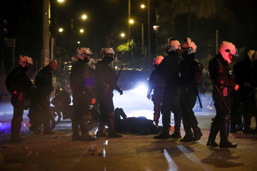 Πρωτοφανούς βίας η επίθεση στον νεαρό αστυνομικό στη Νέα Σμύρνη 