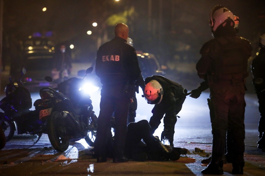 Πρωτοφανούς βίας η επίθεση στον νεαρό αστυνομικό στη Νέα Σμύρνη 