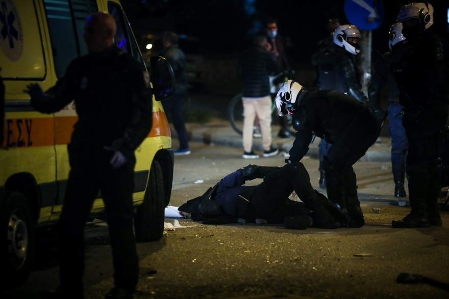 Πρωτοφανούς βίας η επίθεση στον νεαρό αστυνομικό στη Νέα Σμύρνη 