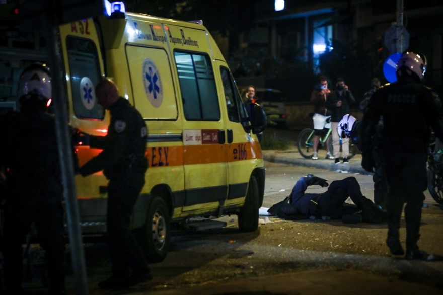 Πρωτοφανούς βίας η επίθεση στον νεαρό αστυνομικό στη Νέα Σμύρνη 