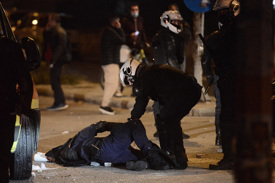 Πρωτοφανούς βίας η επίθεση στον νεαρό αστυνομικό στη Νέα Σμύρνη 