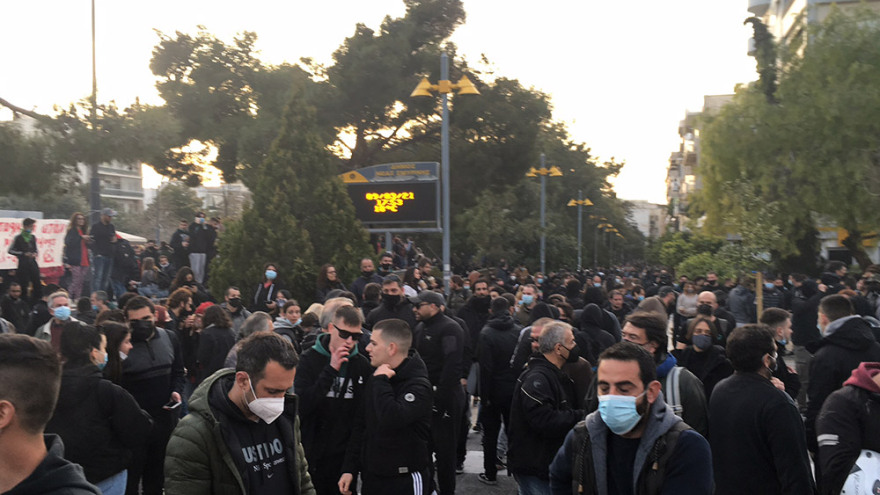 Νέα Σμύρνη: Απίστευτος συνωστισμός στη συγκέντρωση 