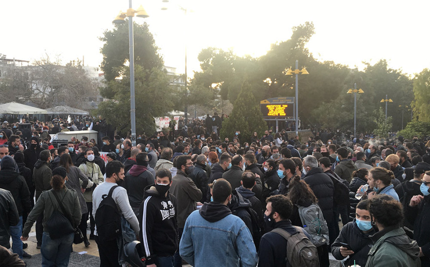 Νέα Σμύρνη: Απίστευτος συνωστισμός στη συγκέντρωση 