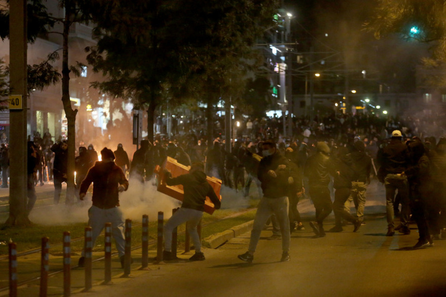 Νέα Σμύρνη: Οι κουκουλοφόροι έδρασαν με σχέδιο – Ο ανηλεής ξυλοδαρμός των δυόμισι λεπτών του αστυνομικού