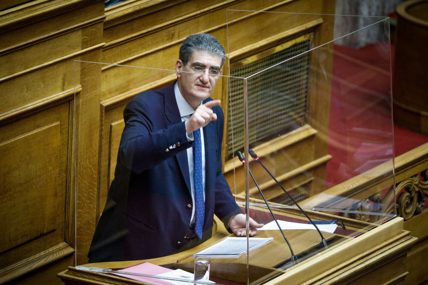 Σύγκρουση στη Βουλή: «Δεν υπάρχει καλή και κακή βία», λέει η ΝΔ - «Η βία παράγει βία», λέει ο ΣΥΡΙΖΑ 