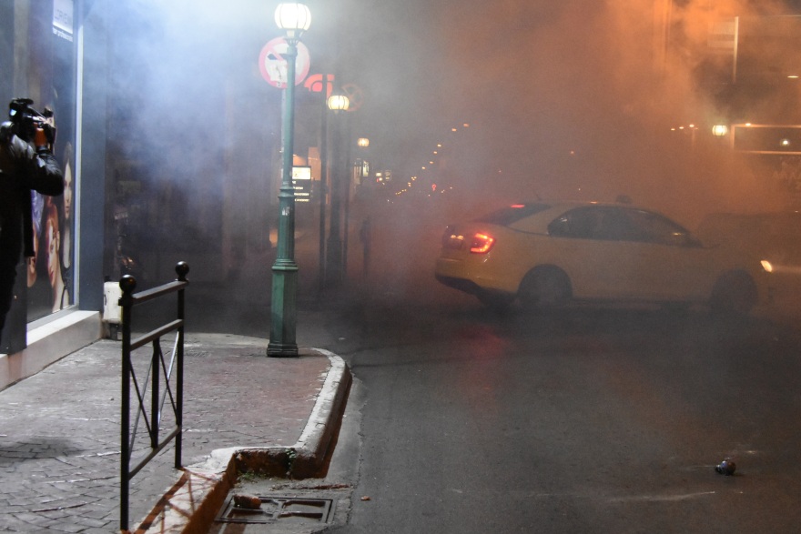 Επεισόδια στη Νίκαια: Μολότοφ, χημικά και φωτιές σε κάδους 