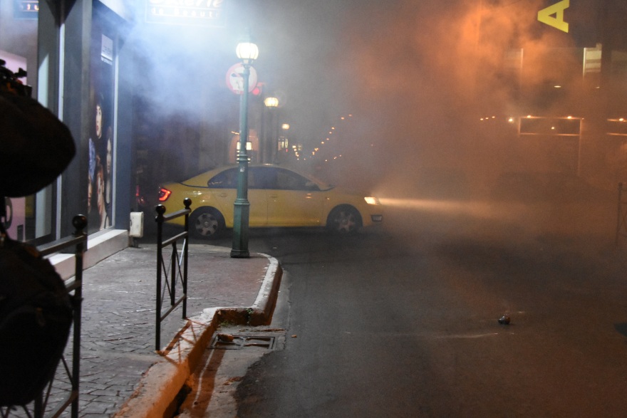 Επεισόδια στη Νίκαια: Μολότοφ, χημικά και φωτιές σε κάδους 