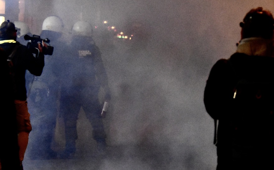 Επεισόδια στη Νίκαια: Μολότοφ, χημικά και φωτιές σε κάδους 