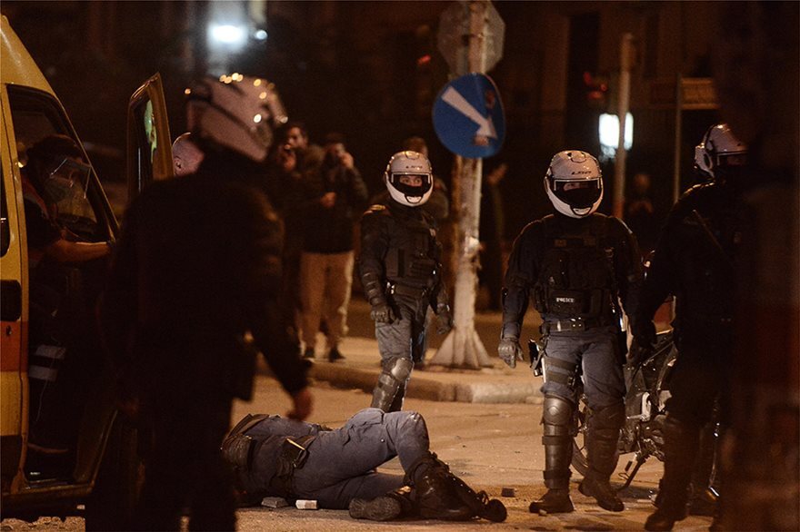 Νέα Σμύρνη: Οι κουκουλοφόροι έδρασαν με σχέδιο – Ο ανηλεής ξυλοδαρμός των δυόμισι λεπτών του αστυνομικού