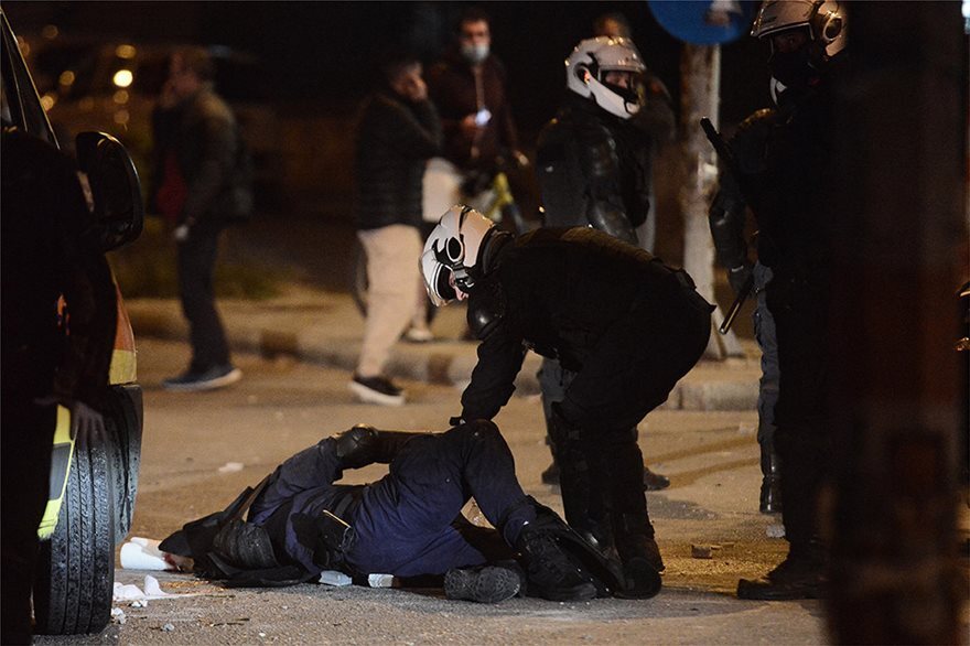 Νέα Σμύρνη: Οι κουκουλοφόροι έδρασαν με σχέδιο – Ο ανηλεής ξυλοδαρμός των δυόμισι λεπτών του αστυνομικού