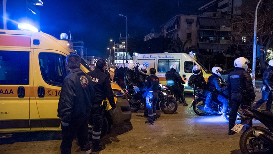 Νέα Σμύρνη - Τα πρώτα λόγια του τραυματία αστυνομικού: «Είμαι καλά, θα αντέξω» - Μου έλεγαν «εδώ θα πεθάνεις π...»