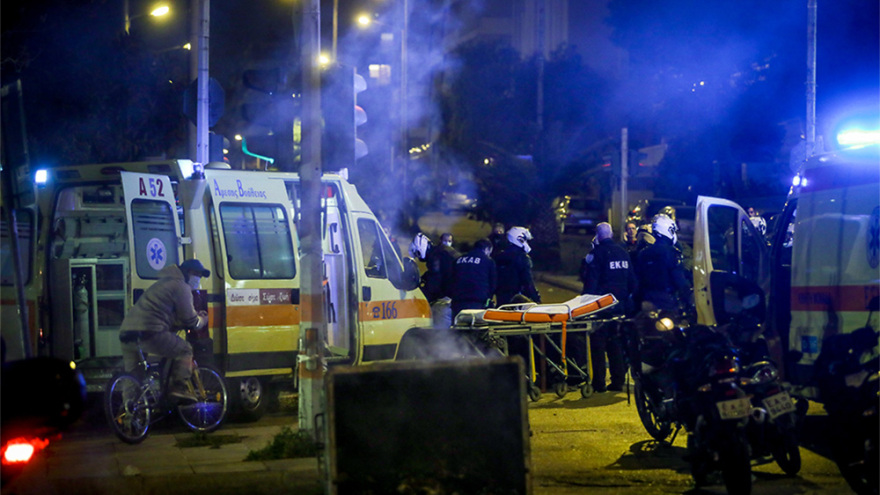 Νέα Σμύρνη - Τα πρώτα λόγια του τραυματία αστυνομικού: «Είμαι καλά, θα αντέξω» - Μου έλεγαν «εδώ θα πεθάνεις π...»