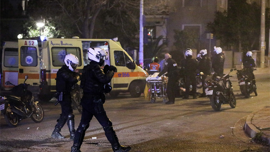 Νέα Σμύρνη - Τα πρώτα λόγια του τραυματία αστυνομικού: «Είμαι καλά, θα αντέξω» - Μου έλεγαν «εδώ θα πεθάνεις π...»