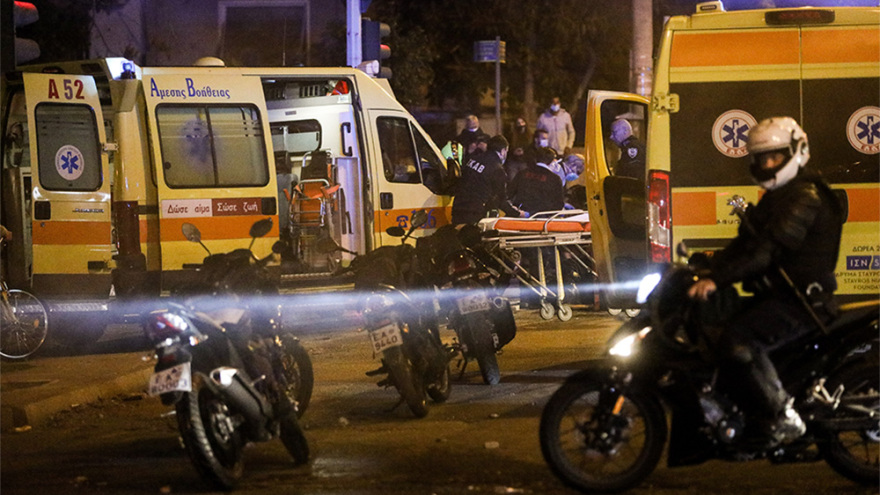 Νέα Σμύρνη - Τα πρώτα λόγια του τραυματία αστυνομικού: «Είμαι καλά, θα αντέξω» - Μου έλεγαν «εδώ θα πεθάνεις π...»