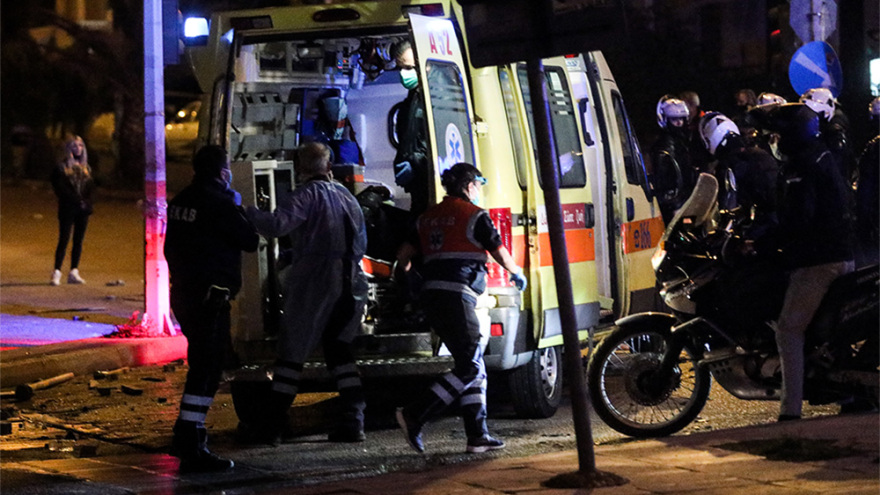 Νέα Σμύρνη - Τα πρώτα λόγια του τραυματία αστυνομικού: «Είμαι καλά, θα αντέξω» - Μου έλεγαν «εδώ θα πεθάνεις π...»